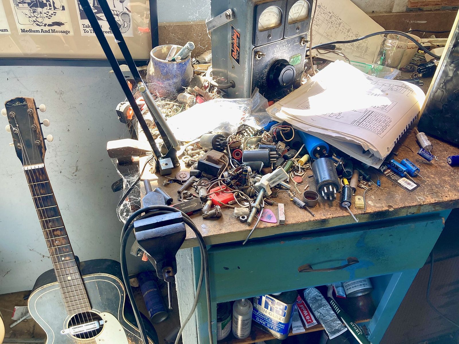 Bancada de reparo de amplificador de áudio com instrumentos de medição