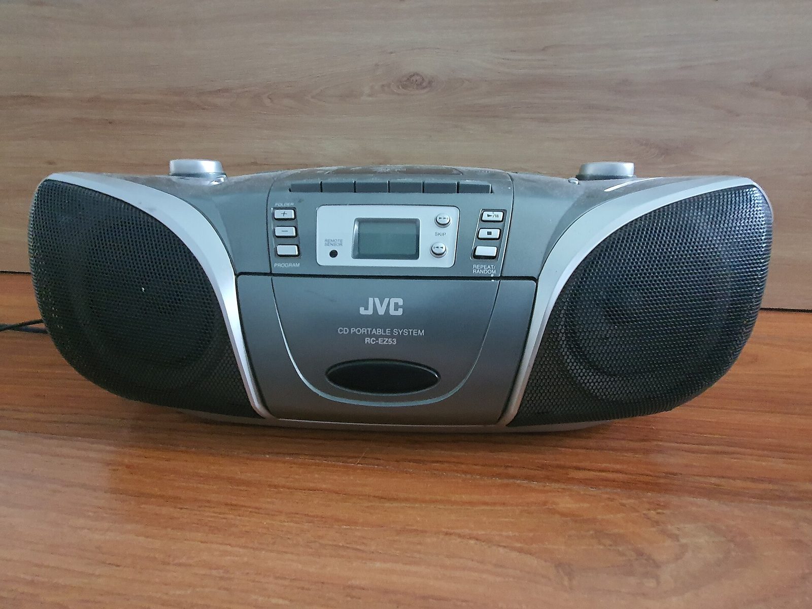 Micro system com toca-CD e rádio sobre bancada