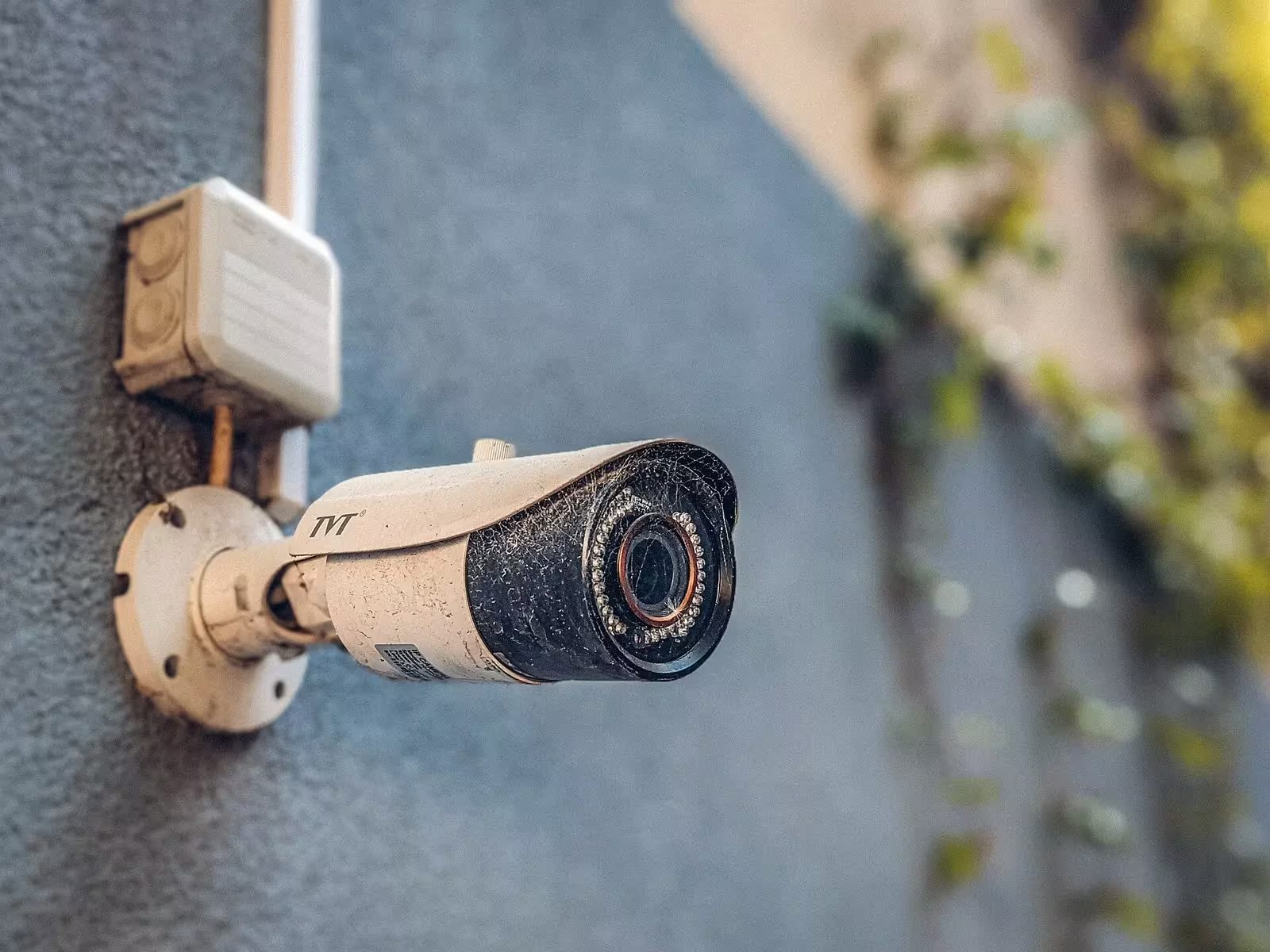 Câmera de segurança instalada na parede de um edifício