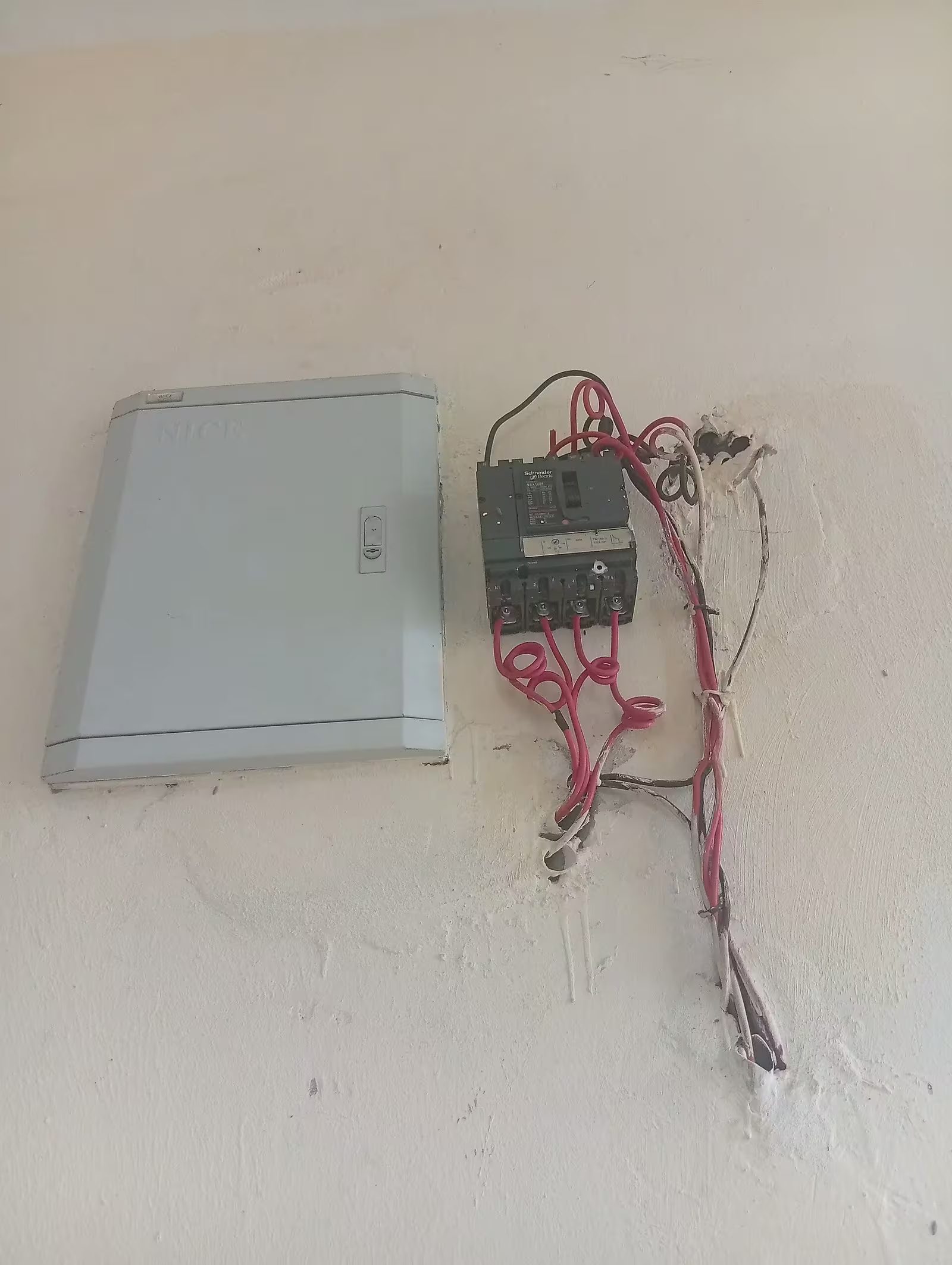 Quadro de disjuntores aberto com fiação elétrica residencial