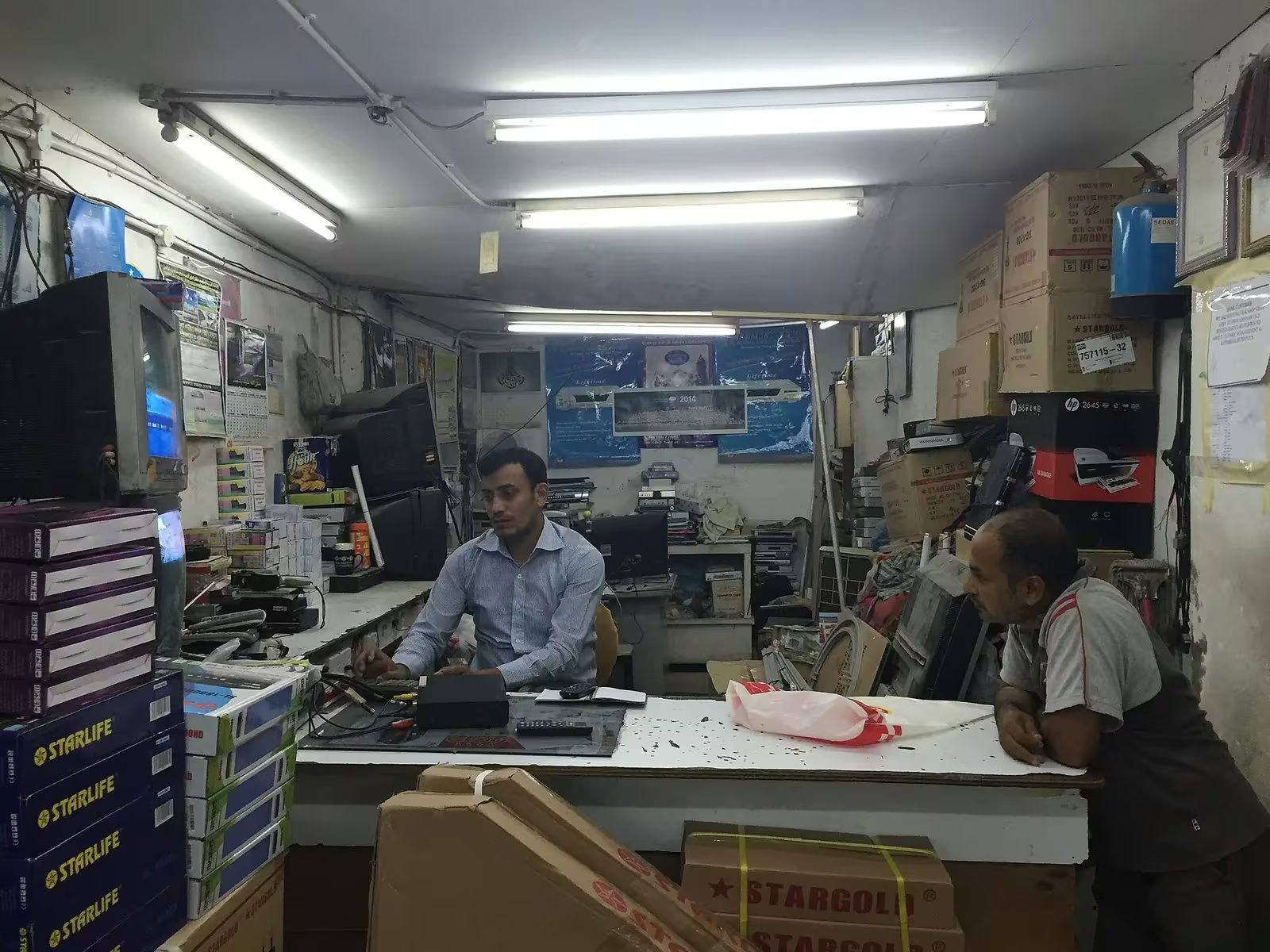 Bancada de oficina de eletrônicos com equipamentos em manutenção