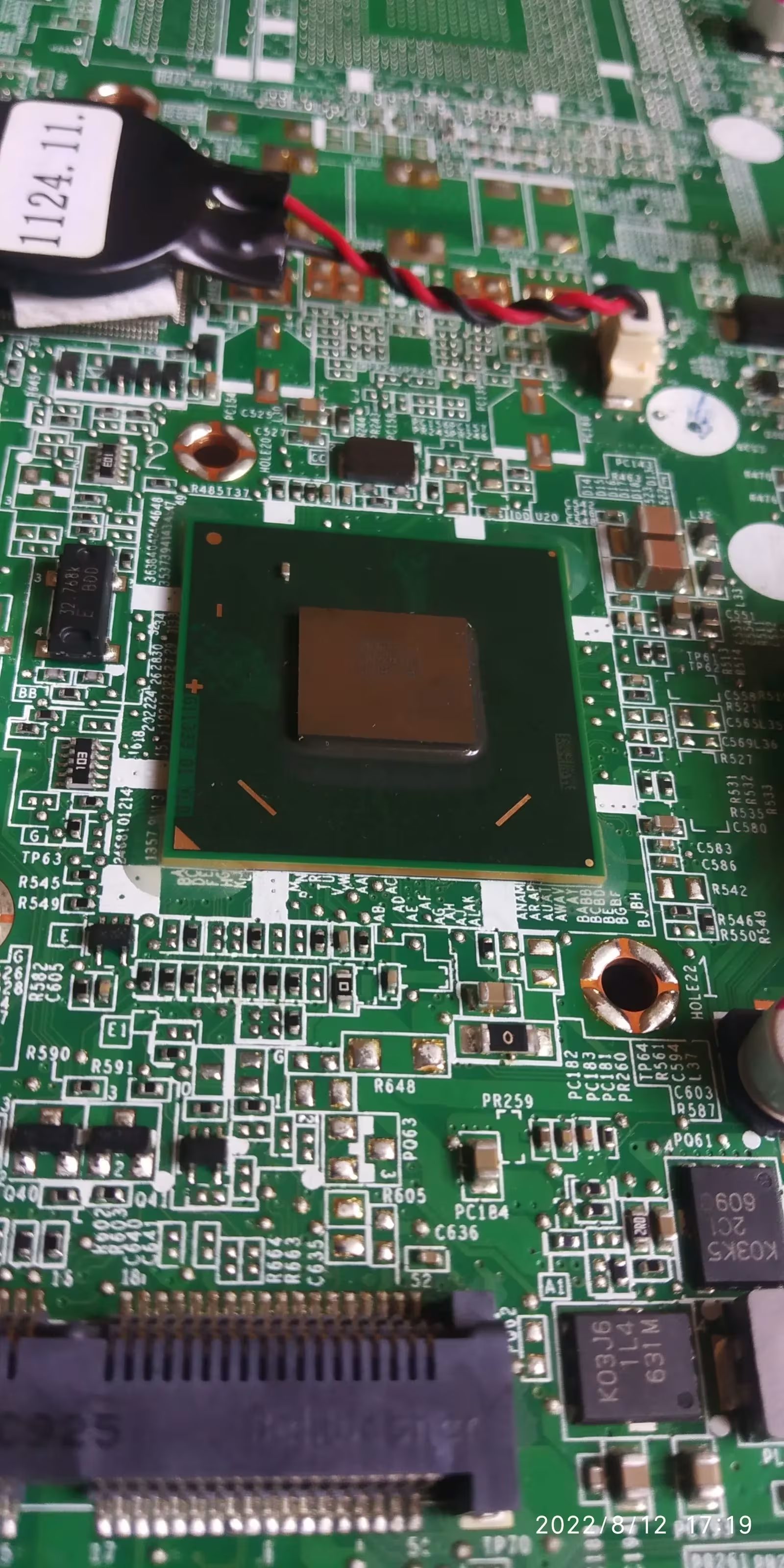 Interior de notebook aberto com placa-mãe e componentes à vista