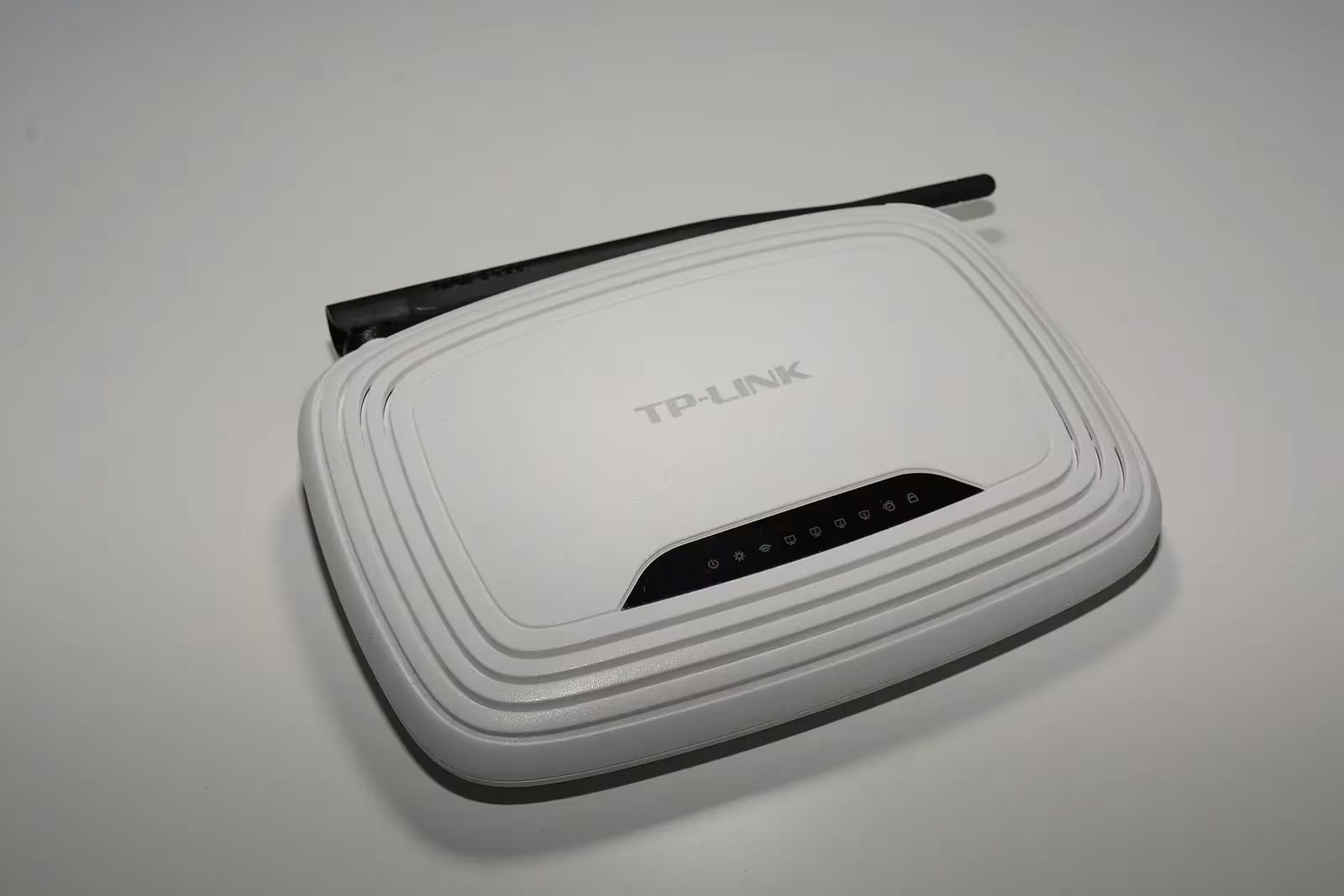 Roteador Wi-Fi doméstico com antenas sobre superfície clara